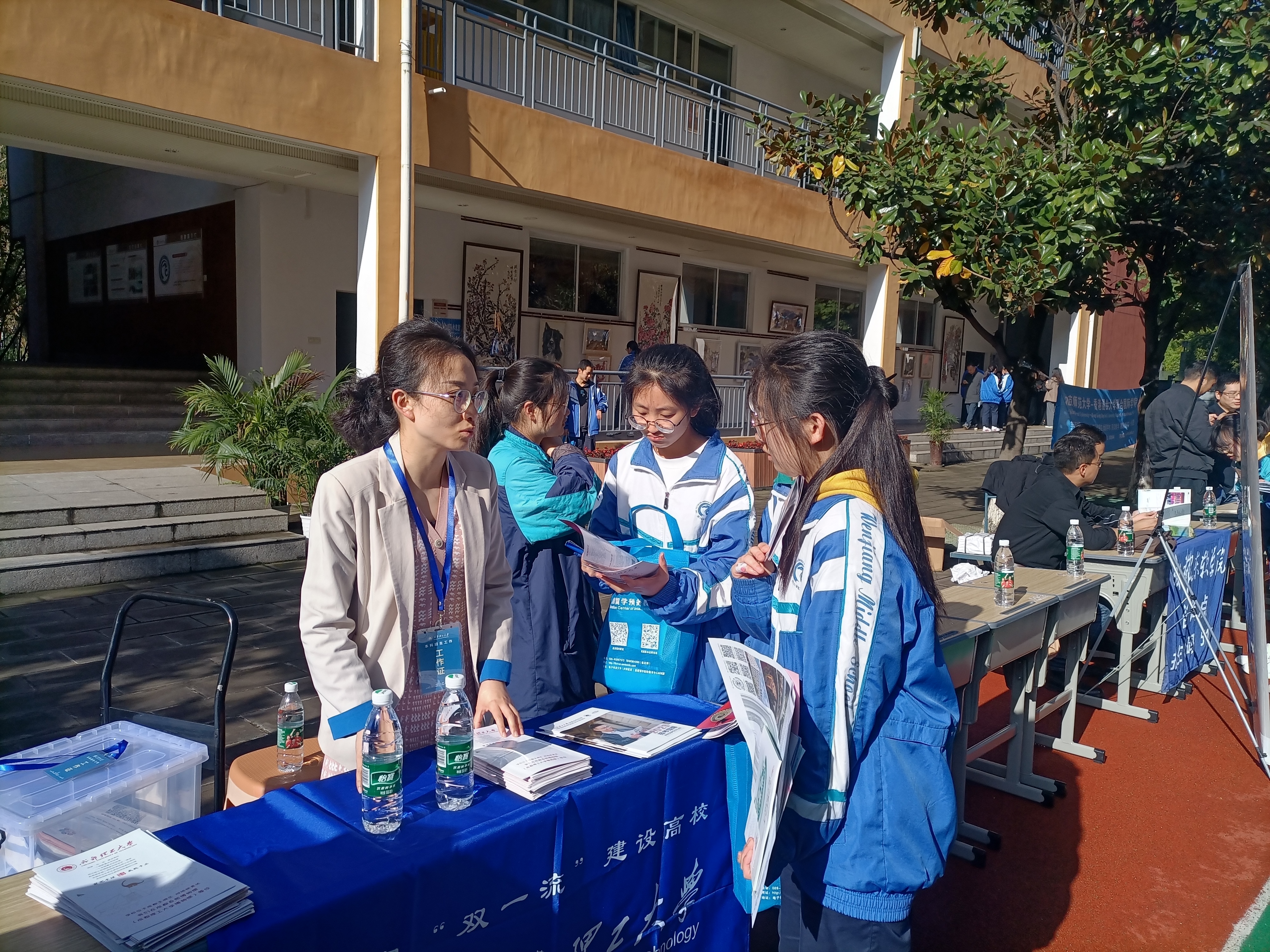 我院教师赴温江区三所中学开展招生宣传工作